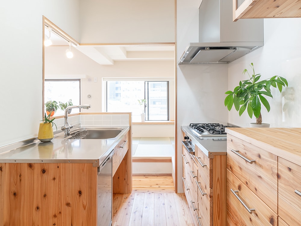 木箱 Meinohama2｜キッチンと和室の写真